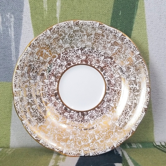 Windsor Bone China Teacup And Saucer With Gold Lace ANd Dogwood Pattern EUC - Picture 3 of 13